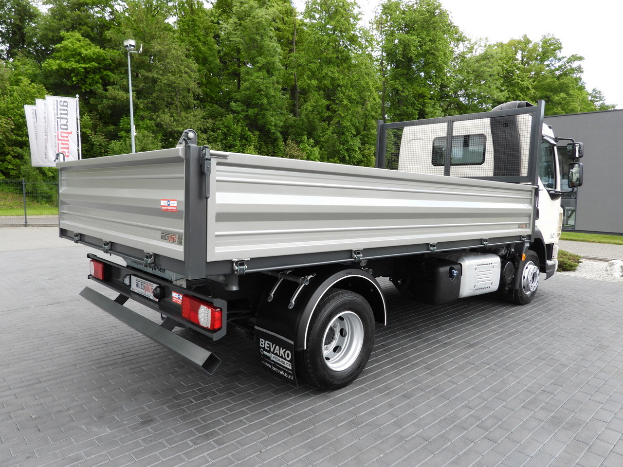 Camion benne DAF LF 180 THREE-WAY TIPPER CRUISE CONTROL LED LIGHTS AUTOMATIC TRANSMISSION TWIN WHEELS AIR CONDITIONING 180HP: photos 16 Camion benne DAF LF 180 THREE-WAY TIPPER CRUISE CONTROL LED LIGHTS AUTOMATIC TRANSMISSION TWIN WHEELS AIR CONDITIONING 180HP: photos 16