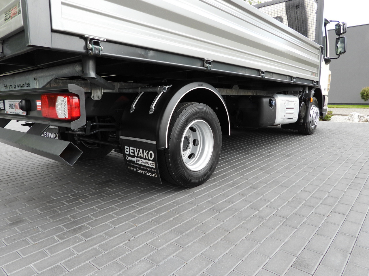 Camion benne DAF LF 180 THREE-WAY TIPPER CRUISE CONTROL LED LIGHTS AUTOMATIC TRANSMISSION TWIN WHEELS AIR CONDITIONING 180HP: photos 19 Camion benne DAF LF 180 THREE-WAY TIPPER CRUISE CONTROL LED LIGHTS AUTOMATIC TRANSMISSION TWIN WHEELS AIR CONDITIONING 180HP: photos 19