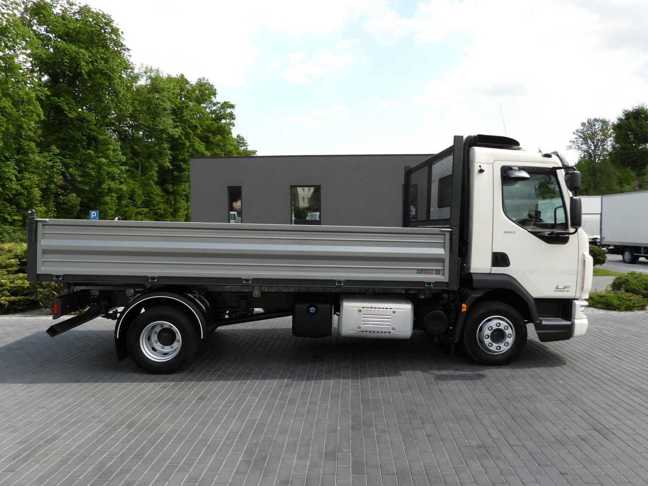 Camion benne DAF LF 180 THREE-WAY TIPPER CRUISE CONTROL LED LIGHTS AUTOMATIC TRANSMISSION TWIN WHEELS AIR CONDITIONING 180HP: photos 7 Camion benne DAF LF 180 THREE-WAY TIPPER CRUISE CONTROL LED LIGHTS AUTOMATIC TRANSMISSION TWIN WHEELS AIR CONDITIONING 180HP: photos 7