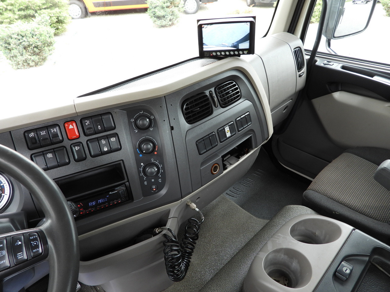 Camion benne DAF LF 180 THREE-WAY TIPPER CRUISE CONTROL LED LIGHTS AUTOMATIC TRANSMISSION TWIN WHEELS AIR CONDITIONING 180HP: photos 38 Camion benne DAF LF 180 THREE-WAY TIPPER CRUISE CONTROL LED LIGHTS AUTOMATIC TRANSMISSION TWIN WHEELS AIR CONDITIONING 180HP: photos 38