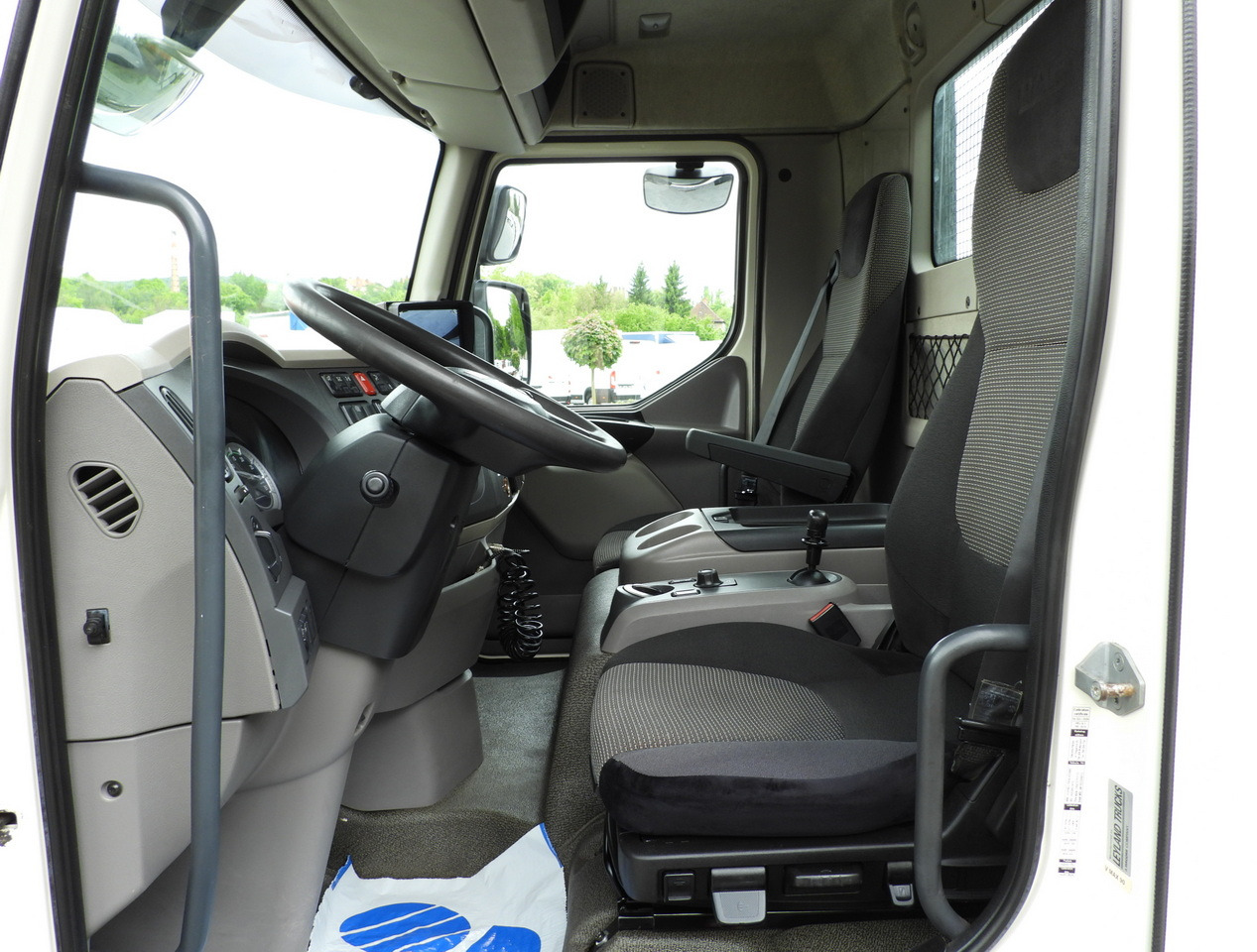 Camion benne DAF LF 180 THREE-WAY TIPPER CRUISE CONTROL LED LIGHTS AUTOMATIC TRANSMISSION TWIN WHEELS AIR CONDITIONING 180HP: photos 31 Camion benne DAF LF 180 THREE-WAY TIPPER CRUISE CONTROL LED LIGHTS AUTOMATIC TRANSMISSION TWIN WHEELS AIR CONDITIONING 180HP: photos 31