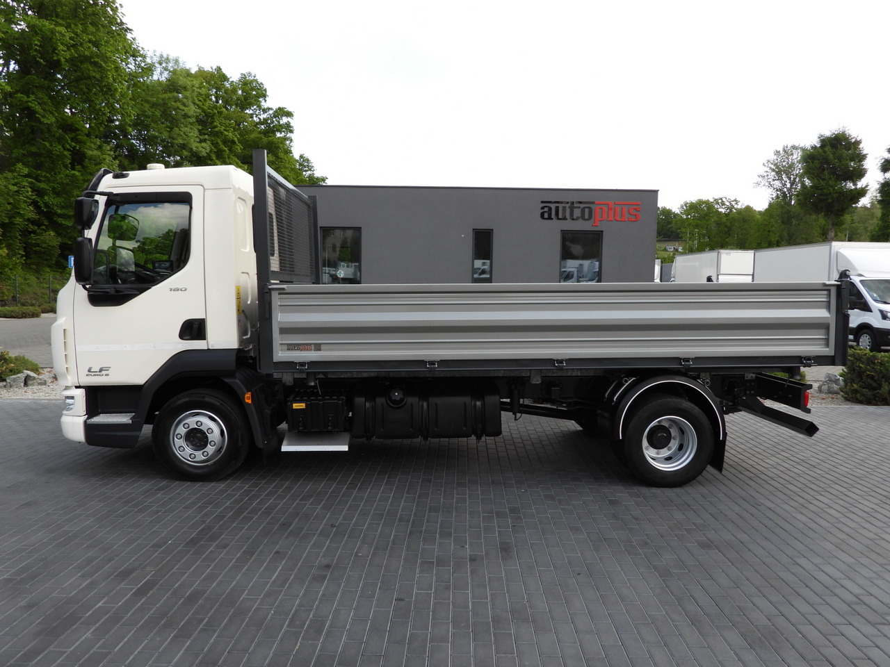 Camion benne DAF LF 180 THREE-WAY TIPPER CRUISE CONTROL LED LIGHTS AUTOMATIC TRANSMISSION TWIN WHEELS AIR CONDITIONING 180HP: photos 10 Camion benne DAF LF 180 THREE-WAY TIPPER CRUISE CONTROL LED LIGHTS AUTOMATIC TRANSMISSION TWIN WHEELS AIR CONDITIONING 180HP: photos 10