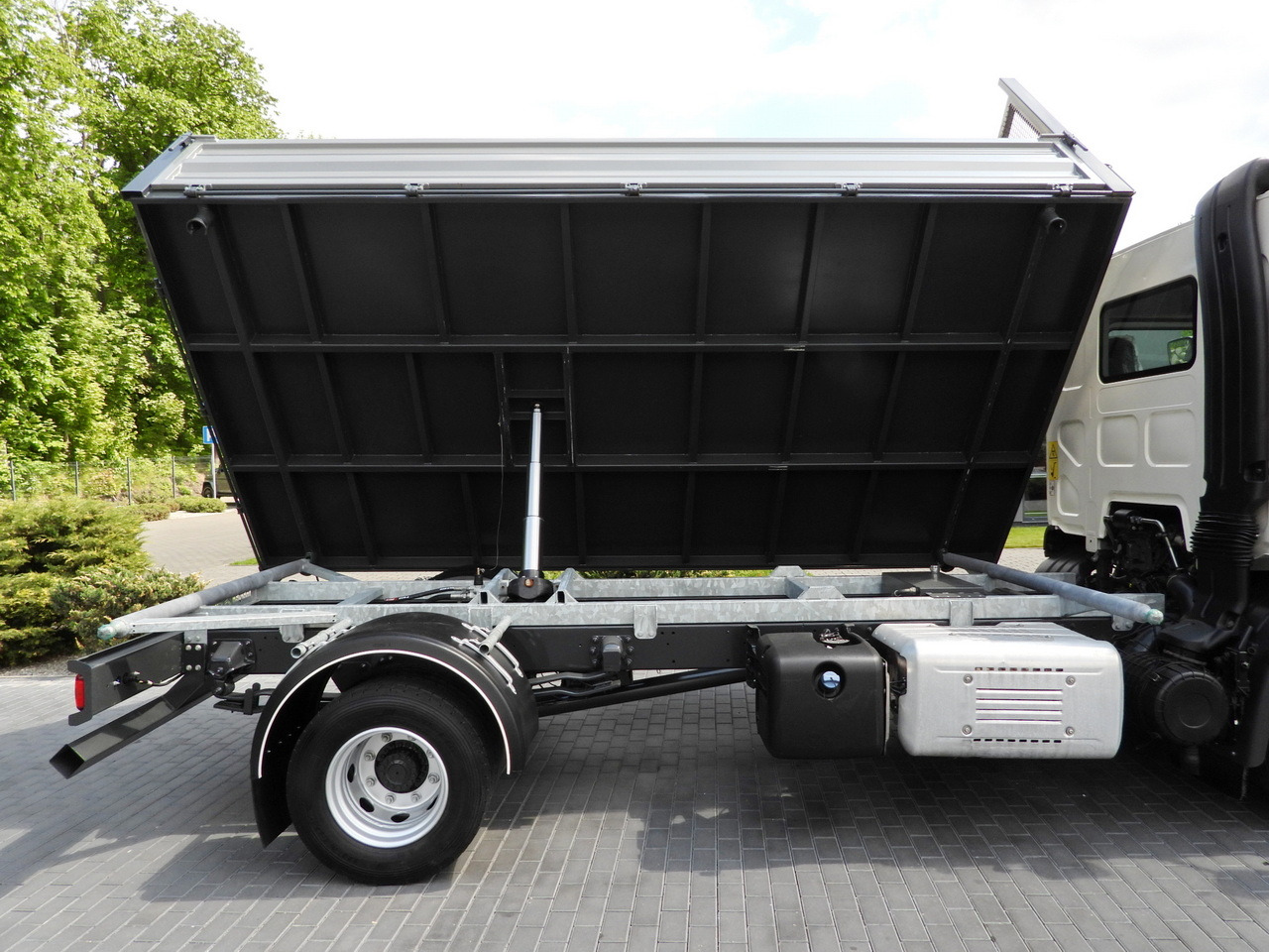 Camion benne DAF LF 180 THREE-WAY TIPPER CRUISE CONTROL LED LIGHTS AUTOMATIC TRANSMISSION TWIN WHEELS AIR CONDITIONING 180HP: photos 23 Camion benne DAF LF 180 THREE-WAY TIPPER CRUISE CONTROL LED LIGHTS AUTOMATIC TRANSMISSION TWIN WHEELS AIR CONDITIONING 180HP: photos 23