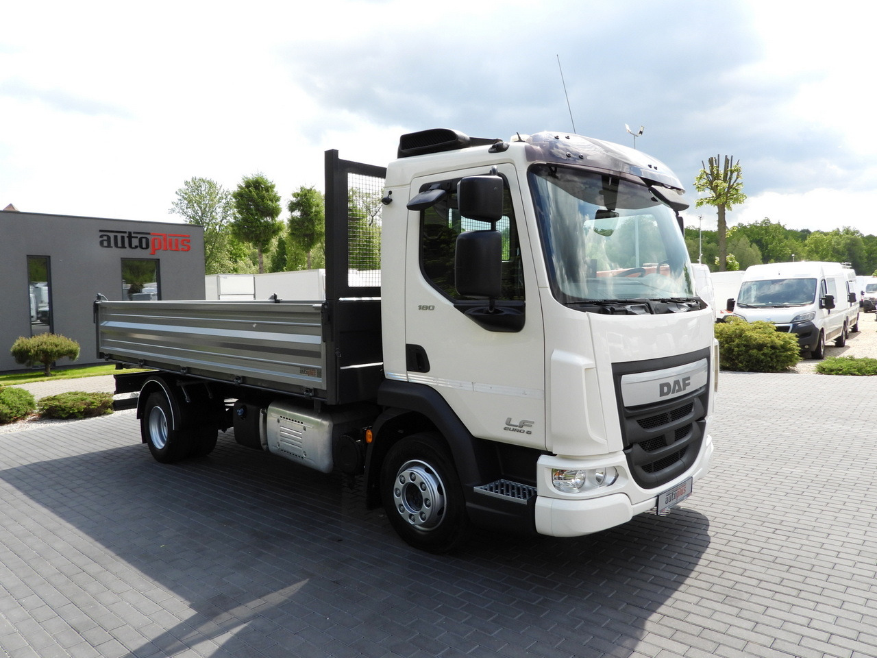 DAF LF 180 THREE-WAY TIPPER CRUISE CONTROL LED LIGHTS AUTOMATIC TRANSMISSION TWIN WHEELS AIR CONDITIONING 180HP - Utilitaire benne: photos 4 DAF LF 180 THREE-WAY TIPPER CRUISE CONTROL LED LIGHTS AUTOMATIC TRANSMISSION TWIN WHEELS AIR CONDITIONING 180HP - Utilitaire benne: photos 4