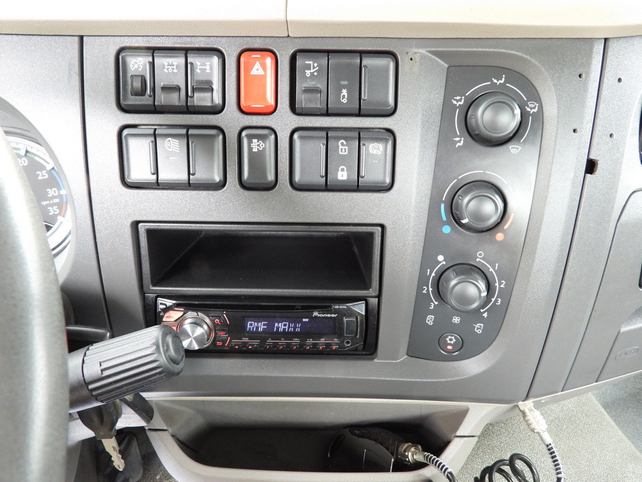 Camion benne DAF LF 180 THREE-WAY TIPPER CRUISE CONTROL LED LIGHTS AUTOMATIC TRANSMISSION TWIN WHEELS AIR CONDITIONING 180HP: photos 40 Camion benne DAF LF 180 THREE-WAY TIPPER CRUISE CONTROL LED LIGHTS AUTOMATIC TRANSMISSION TWIN WHEELS AIR CONDITIONING 180HP: photos 40