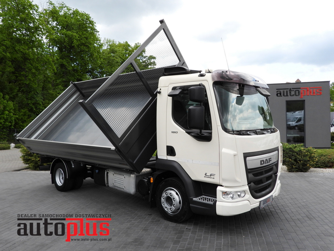 DAF LF 180 THREE-WAY TIPPER CRUISE CONTROL LED LIGHTS AUTOMATIC TRANSMISSION TWIN WHEELS AIR CONDITIONING 180HP - Utilitaire benne: photos 1 DAF LF 180 THREE-WAY TIPPER CRUISE CONTROL LED LIGHTS AUTOMATIC TRANSMISSION TWIN WHEELS AIR CONDITIONING 180HP - Utilitaire benne: photos 1