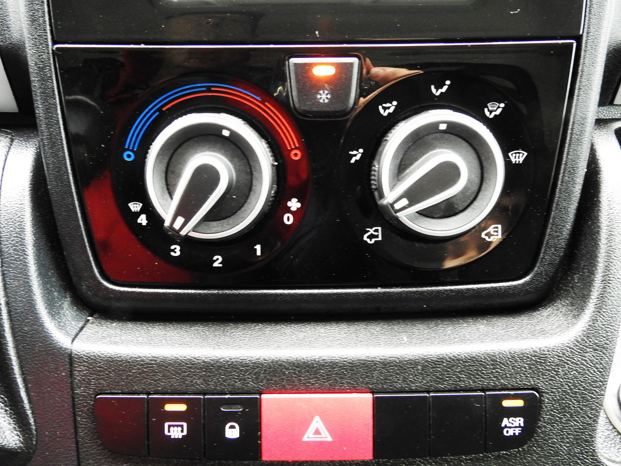 Fourgon grand volume FIAT DUCATO BOX LIFT 8 PALLETS CRUISE CONTROL NAVIGATION AIR CONDITIONING LED LIGHTS  130HP: photos 40