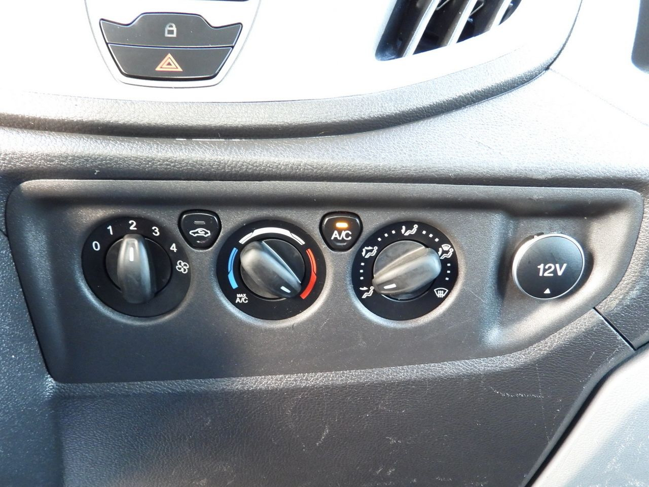 FORD TRANSIT STAKE BODY 8 PALLETS TWIN WHEELS AIR CONDITIONING  155HP - crédit-bail FORD TRANSIT STAKE BODY 8 PALLETS TWIN WHEELS AIR CONDITIONING  155HP: photos 32