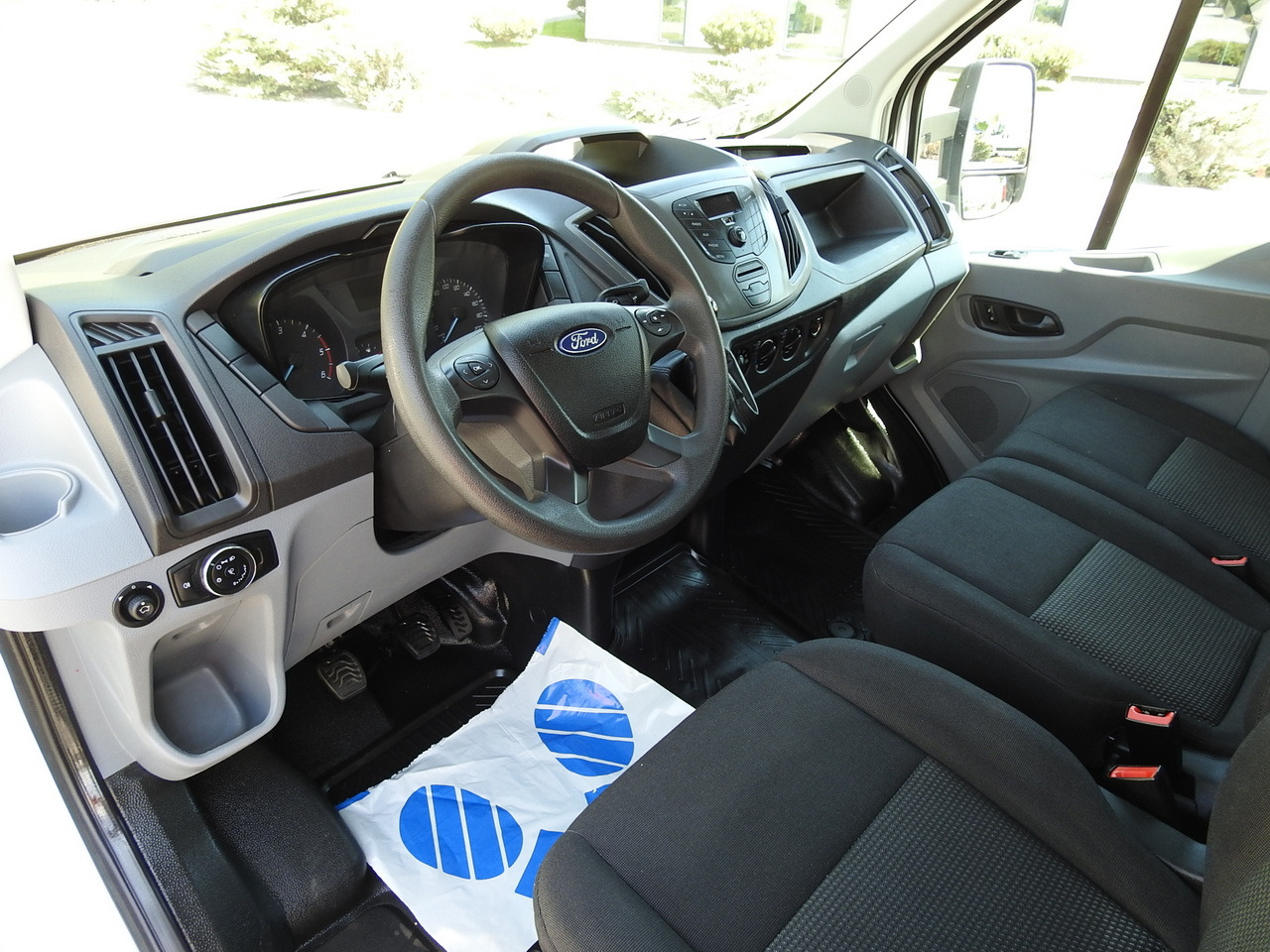 FORD TRANSIT STAKE BODY DOUBLE CABIN DOKA 7 SEATS AIR CONDITIONING 130HP - Utilitaire double cabine: photos 2 FORD TRANSIT STAKE BODY DOUBLE CABIN DOKA 7 SEATS AIR CONDITIONING 130HP - Utilitaire double cabine: photos 2