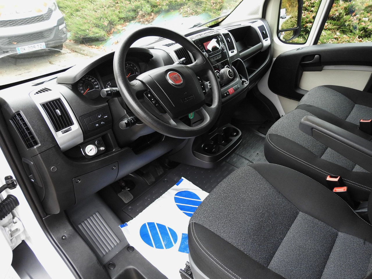 Fiat DUCATO PRITSCHE PLANE AUFZUG 8 PALETTEN WEBASTO - Utilitaire plateau baché: photos 2 Fiat DUCATO PRITSCHE PLANE AUFZUG 8 PALETTEN WEBASTO - Utilitaire plateau baché: photos 2