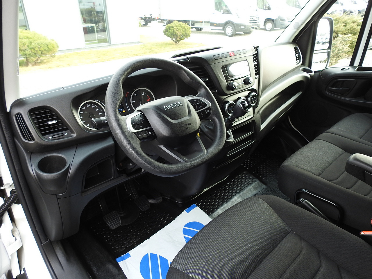 IVECO DAILY 35C16 BOX LIFT 8 PALLETS CRUISE CONTROL TWIN WHEELS AIR CONDITIONING 160HP - Utilitaire frigorifique: photos 2 IVECO DAILY 35C16 BOX LIFT 8 PALLETS CRUISE CONTROL TWIN WHEELS AIR CONDITIONING 160HP - Utilitaire frigorifique: photos 2