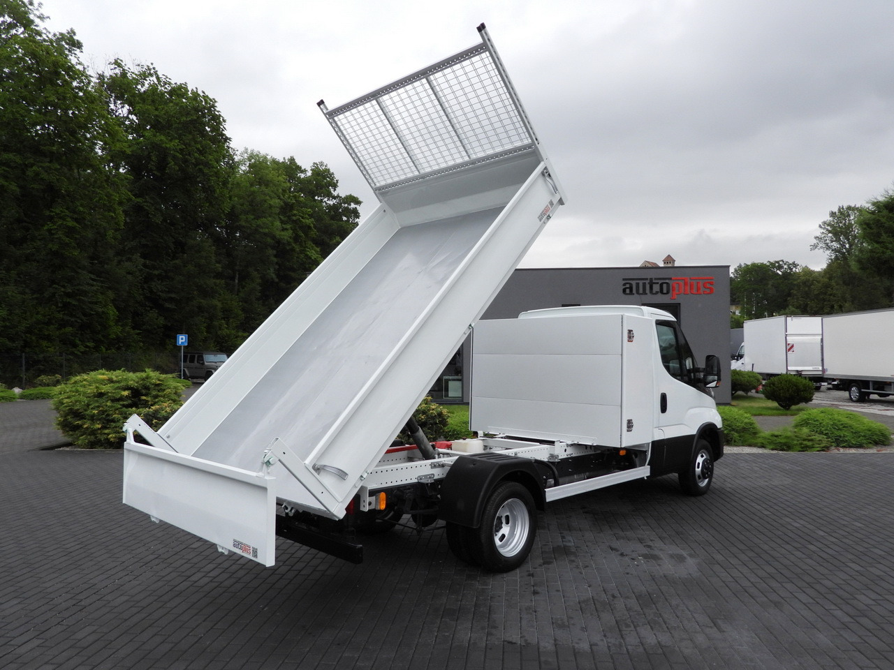 IVECO DAILY 35C16 TIPPER CRUISE CONTROL AIR CONDITIONING TWIN WHEELS 160HP - Utilitaire benne: photos 3 IVECO DAILY 35C16 TIPPER CRUISE CONTROL AIR CONDITIONING TWIN WHEELS 160HP - Utilitaire benne: photos 3