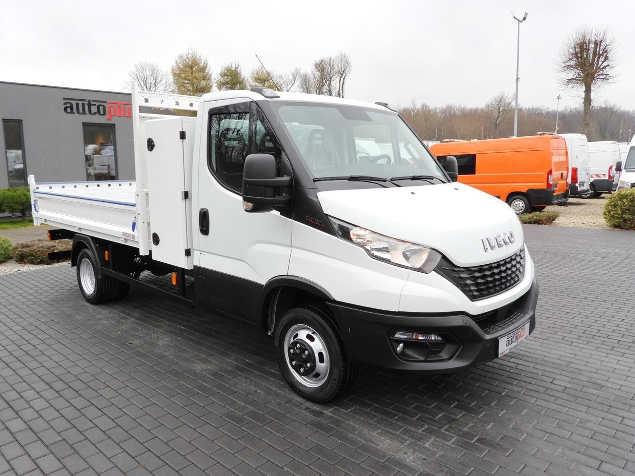 IVECO DAILY 35C16 TIPPER CRUISE CONTROL TWIN WHEELS AIR CONDITIONING 160HP - Utilitaire benne: photos 4 IVECO DAILY 35C16 TIPPER CRUISE CONTROL TWIN WHEELS AIR CONDITIONING 160HP - Utilitaire benne: photos 4