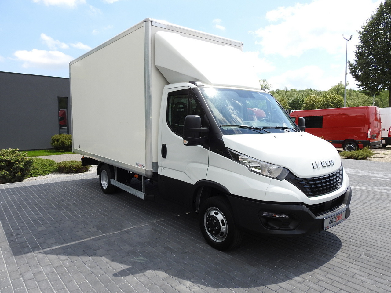 IVECO DAILY 35S14 8 PALLETS CRUISE CONTROL TWIN WHEELS AIR CONDITIONING 140HP - Fourgon grand volume: photos 4 IVECO DAILY 35S14 8 PALLETS CRUISE CONTROL TWIN WHEELS AIR CONDITIONING 140HP - Fourgon grand volume: photos 4