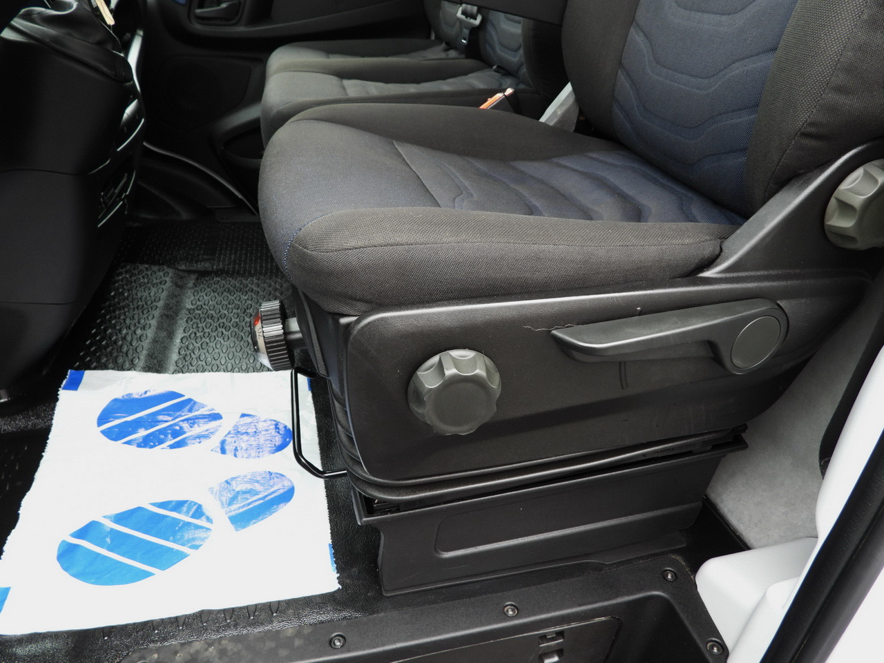 Utilitaire frigorifique IVECO DAILY 35S14 REFRIGERATOR VAN 0*C POWER SUPPLY 230V CRUISE CONTROL AUTOMATIC TRANSMISSION HI-MATIC AIR CONDITIONING  140HP: photos 35