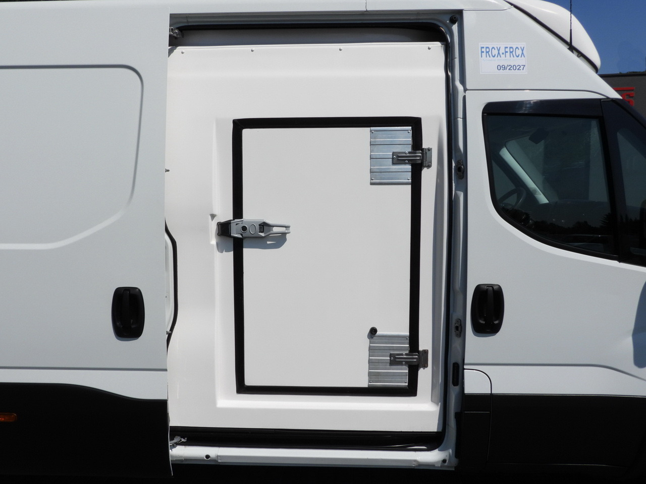 Utilitaire frigorifique IVECO DAILY 35S14 REFRIGERATOR VAN 0*C POWER SUPPLY 230V CRUISE CONTROL AUTOMATIC TRANSMISSION HI-MATIC AIR CONDITIONING  140HP: photos 25