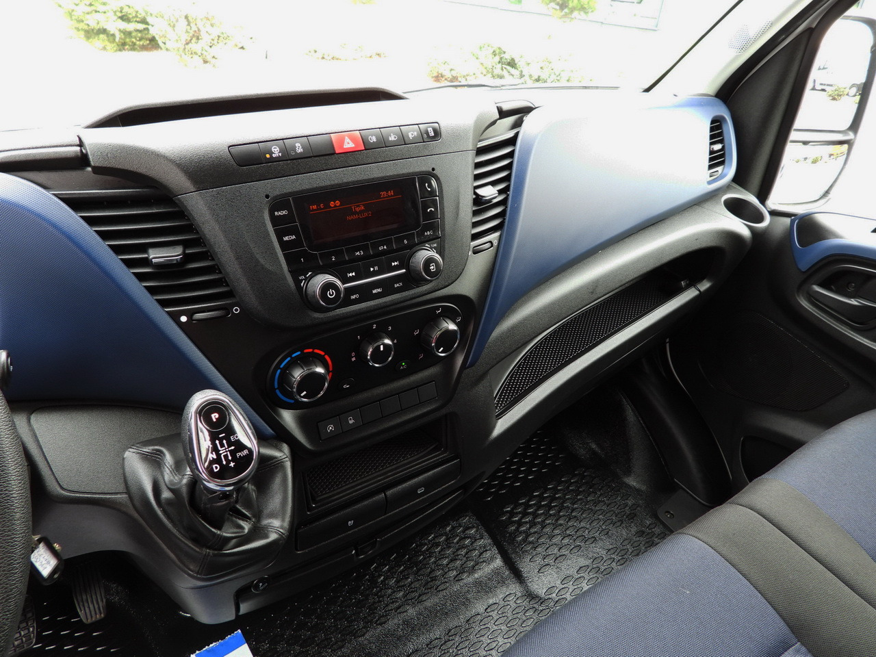 Utilitaire frigorifique IVECO DAILY 35S14 REFRIGERATOR VAN 0*C POWER SUPPLY 230V CRUISE CONTROL AUTOMATIC TRANSMISSION HI-MATIC AIR CONDITIONING  140HP: photos 40