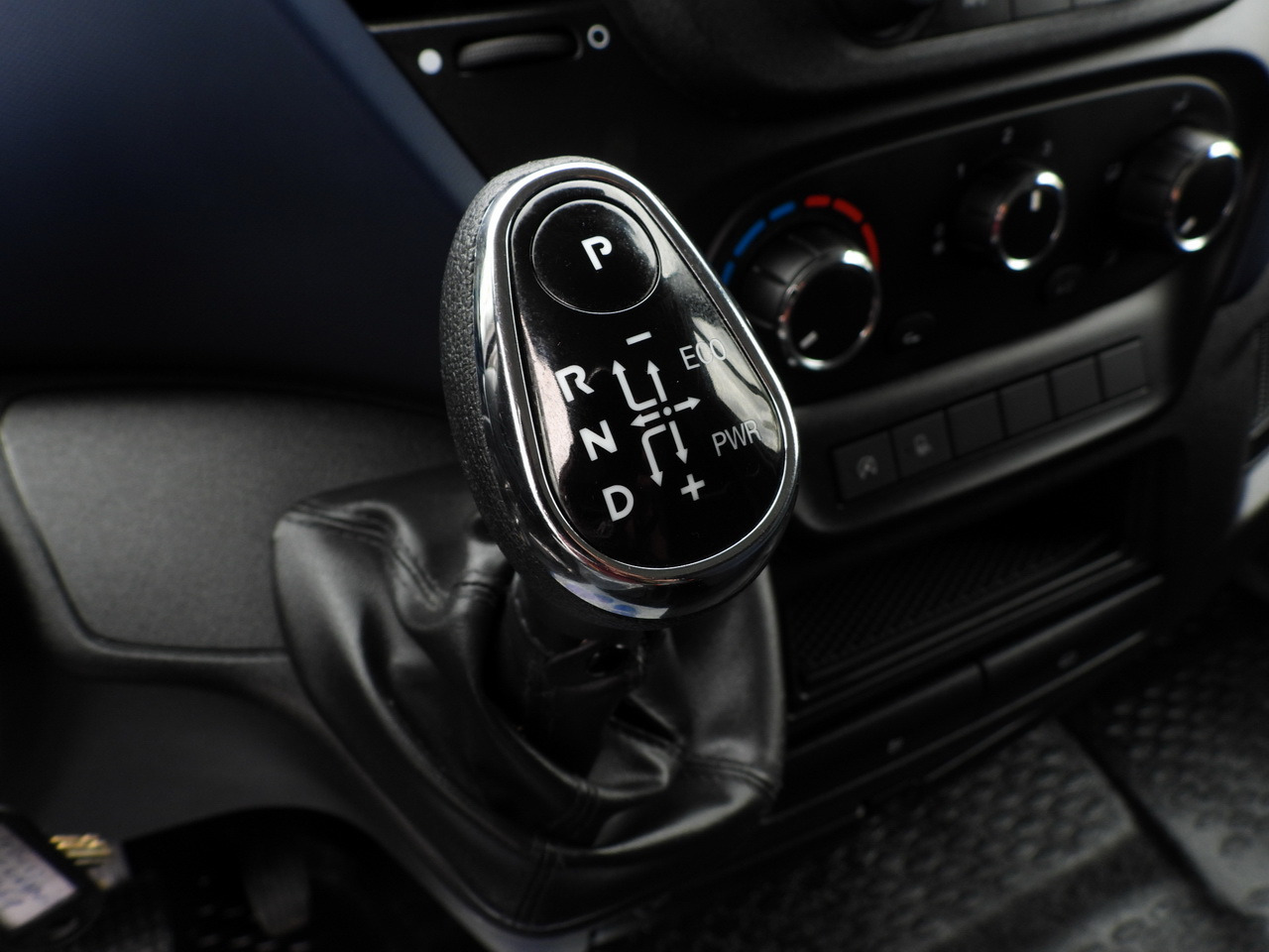 Utilitaire frigorifique IVECO DAILY 35S14 REFRIGERATOR VAN 0*C POWER SUPPLY 230V CRUISE CONTROL AUTOMATIC TRANSMISSION HI-MATIC AIR CONDITIONING  140HP: photos 39