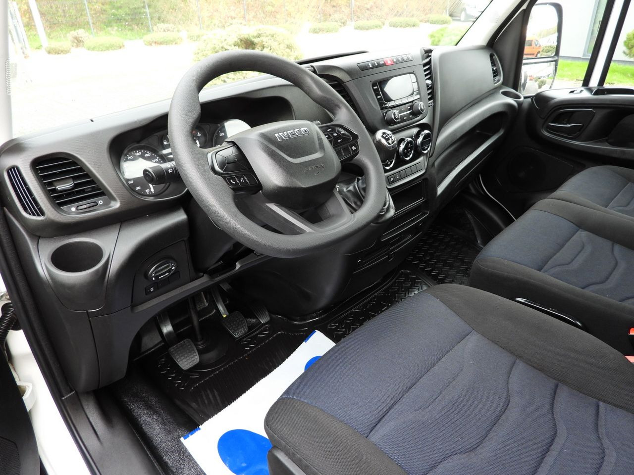 IVECO DAILY 35S14 STAKE BODY 8 PALLETS CRUISE CONTROL AIR CONDITIONING  140HP - Fourgon plateau: photos 2 IVECO DAILY 35S14 STAKE BODY 8 PALLETS CRUISE CONTROL AIR CONDITIONING  140HP - Fourgon plateau: photos 2