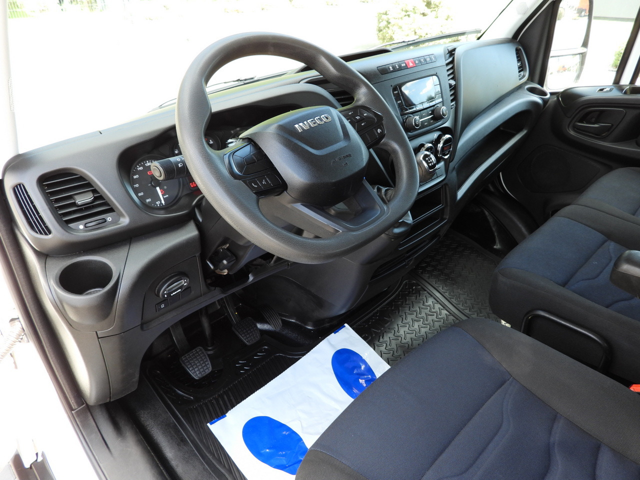 IVECO DAILY 35S14 STAKE BODY DOUBLE CABIN DOKA 7 SEATS CRUISE CONTROL AIR CONDITIONING 135HP - Utilitaire double cabine: photos 2 IVECO DAILY 35S14 STAKE BODY DOUBLE CABIN DOKA 7 SEATS CRUISE CONTROL AIR CONDITIONING 135HP - Utilitaire double cabine: photos 2