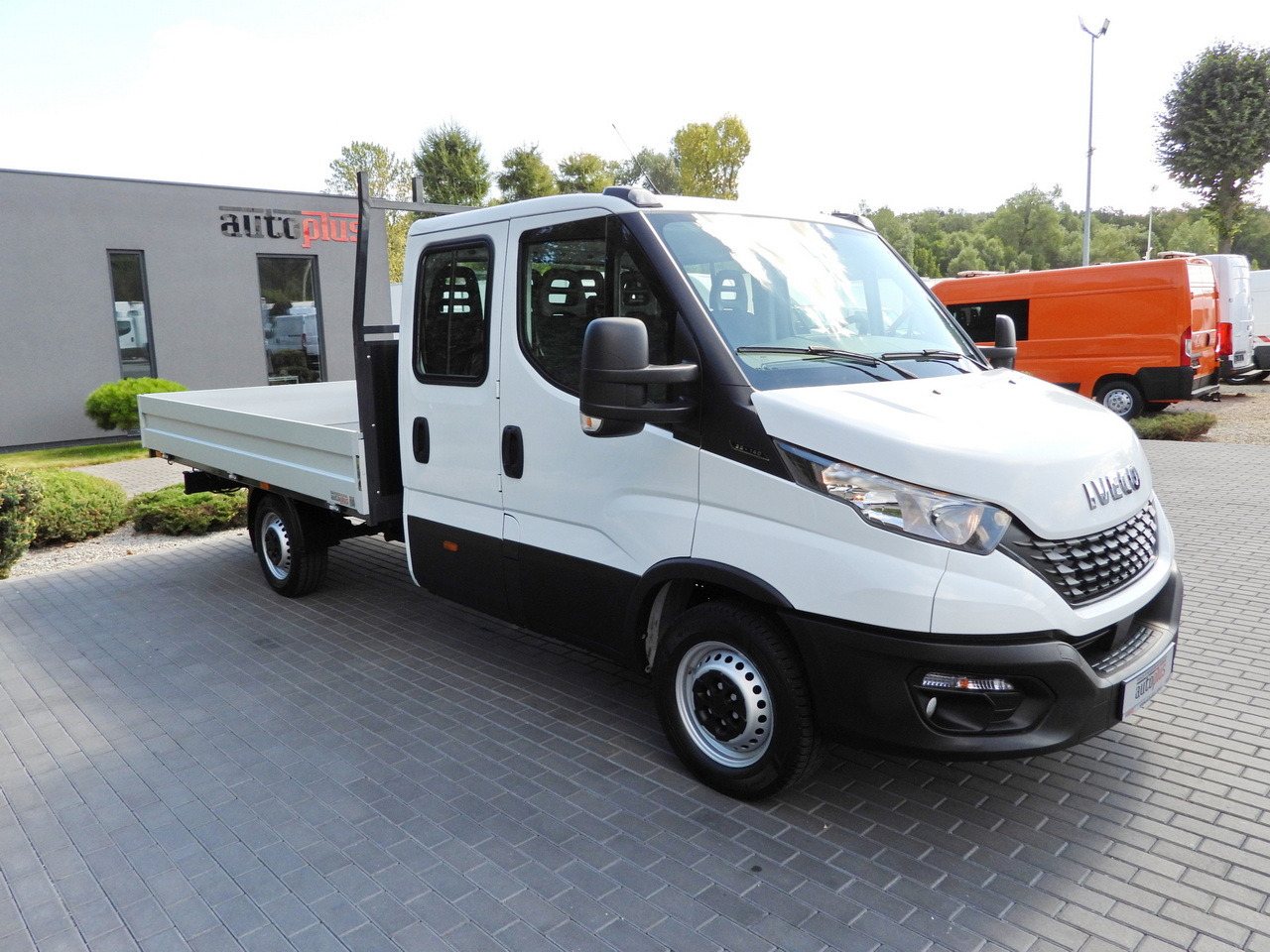 IVECO DAILY 35S14 STAKE BODY DOUBLE CABIN DOKA 7 SEATS CRUISE CONTROL AIR CONDITIONING 135HP - Utilitaire double cabine: photos 4 IVECO DAILY 35S14 STAKE BODY DOUBLE CABIN DOKA 7 SEATS CRUISE CONTROL AIR CONDITIONING 135HP - Utilitaire double cabine: photos 4