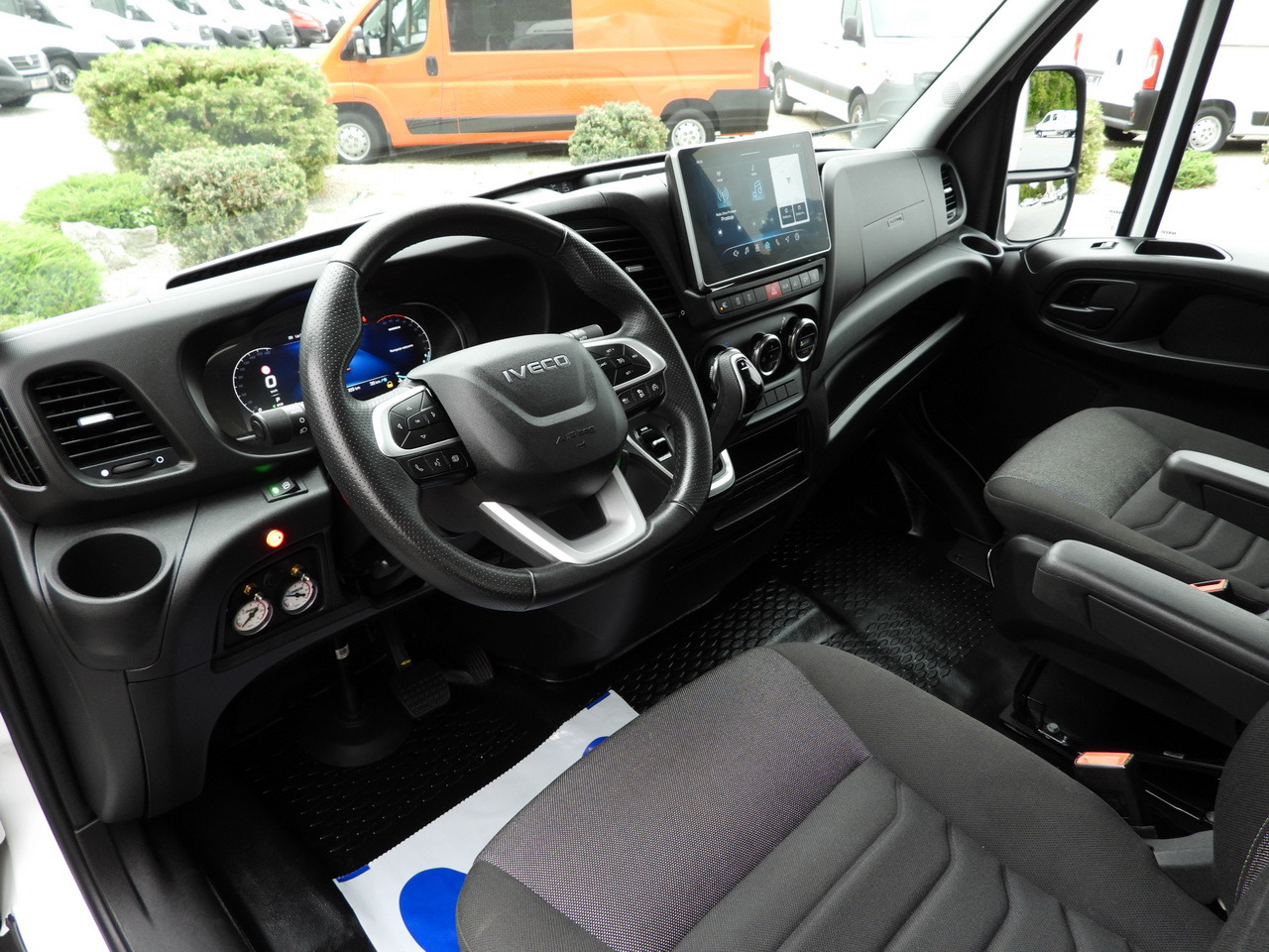 IVECO DAILY 35S18 BOX HI-MATIC LIFT 8 PALLETS CRUISE CONTROL NAVIGATION LED LIGHTS PNEUMATICS AUTOMATIC TRANSMISSION HI-MATIC AIR CONDITIONING 180HP - Utilitaire frigorifique: photos 2 IVECO DAILY 35S18 BOX HI-MATIC LIFT 8 PALLETS CRUISE CONTROL NAVIGATION LED LIGHTS PNEUMATICS AUTOMATIC TRANSMISSION HI-MATIC AIR CONDITIONING 180HP - Utilitaire frigorifique: photos 2