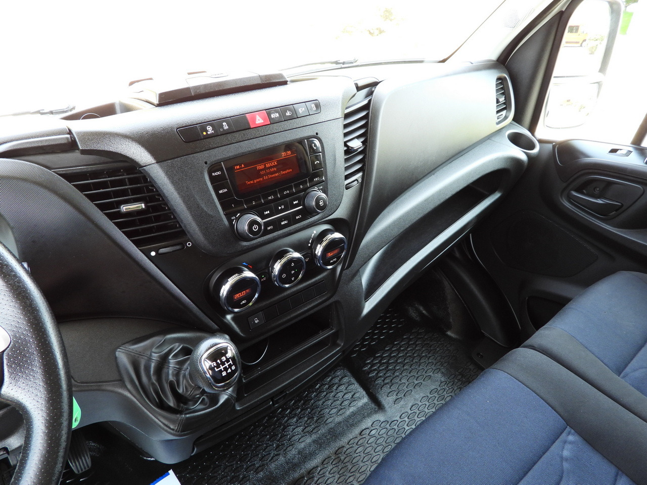 IVECO DAILY 35S18 TARPAULIN 10 PALLETS WEBASTO CRUISE CONTROL LED LIGHTS PNEUMATICS AIR CONDITIONING  180HP - crédit-bail IVECO DAILY 35S18 TARPAULIN 10 PALLETS WEBASTO CRUISE CONTROL LED LIGHTS PNEUMATICS AIR CONDITIONING  180HP: photos 40 IVECO DAILY 35S18 TARPAULIN 10 PALLETS WEBASTO CRUISE CONTROL LED LIGHTS PNEUMATICS AIR CONDITIONING  180HP - crédit-bail IVECO DAILY 35S18 TARPAULIN 10 PALLETS WEBASTO CRUISE CONTROL LED LIGHTS PNEUMATICS AIR CONDITIONING  180HP: photos 40