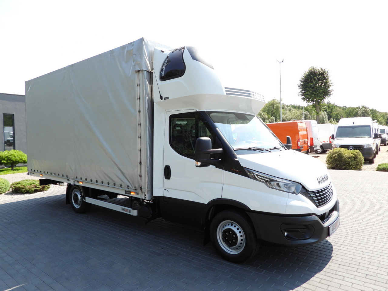 IVECO DAILY 35S18 TARPAULIN 10 PALLETS WEBASTO CRUISE CONTROL LED LIGHTS PNEUMATICS AIR CONDITIONING  180HP - Utilitaire plateau baché: photos 4 IVECO DAILY 35S18 TARPAULIN 10 PALLETS WEBASTO CRUISE CONTROL LED LIGHTS PNEUMATICS AIR CONDITIONING  180HP - Utilitaire plateau baché: photos 4