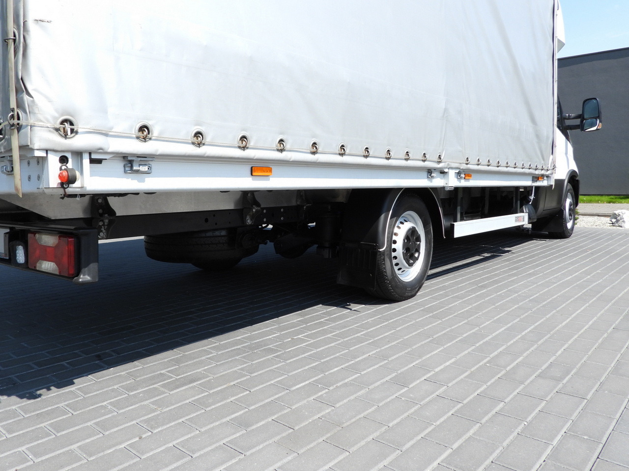 IVECO DAILY 35S18 TARPAULIN 10 PALLETS WEBASTO CRUISE CONTROL LED LIGHTS PNEUMATICS AIR CONDITIONING  180HP - crédit-bail IVECO DAILY 35S18 TARPAULIN 10 PALLETS WEBASTO CRUISE CONTROL LED LIGHTS PNEUMATICS AIR CONDITIONING  180HP: photos 17 IVECO DAILY 35S18 TARPAULIN 10 PALLETS WEBASTO CRUISE CONTROL LED LIGHTS PNEUMATICS AIR CONDITIONING  180HP - crédit-bail IVECO DAILY 35S18 TARPAULIN 10 PALLETS WEBASTO CRUISE CONTROL LED LIGHTS PNEUMATICS AIR CONDITIONING  180HP: photos 17