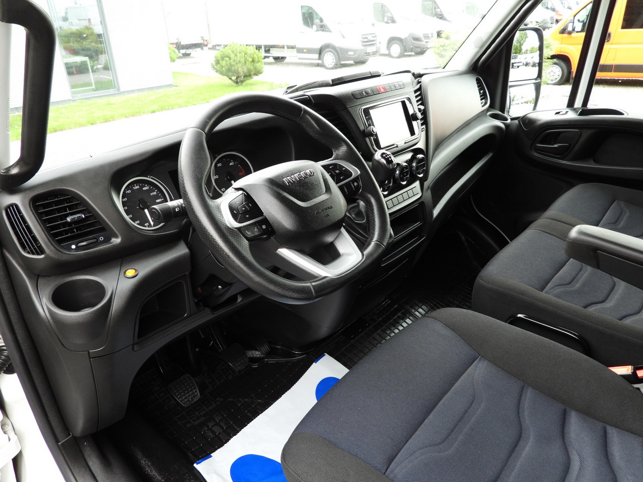 IVECO DAILY 35S18 TARPAULIN 10 PALLETS WEBASTO CRUISE CONTROL NAVIGATION LED LIGHTS AIR CONDITIONING  180HP - Utilitaire plateau baché: photos 2 IVECO DAILY 35S18 TARPAULIN 10 PALLETS WEBASTO CRUISE CONTROL NAVIGATION LED LIGHTS AIR CONDITIONING  180HP - Utilitaire plateau baché: photos 2