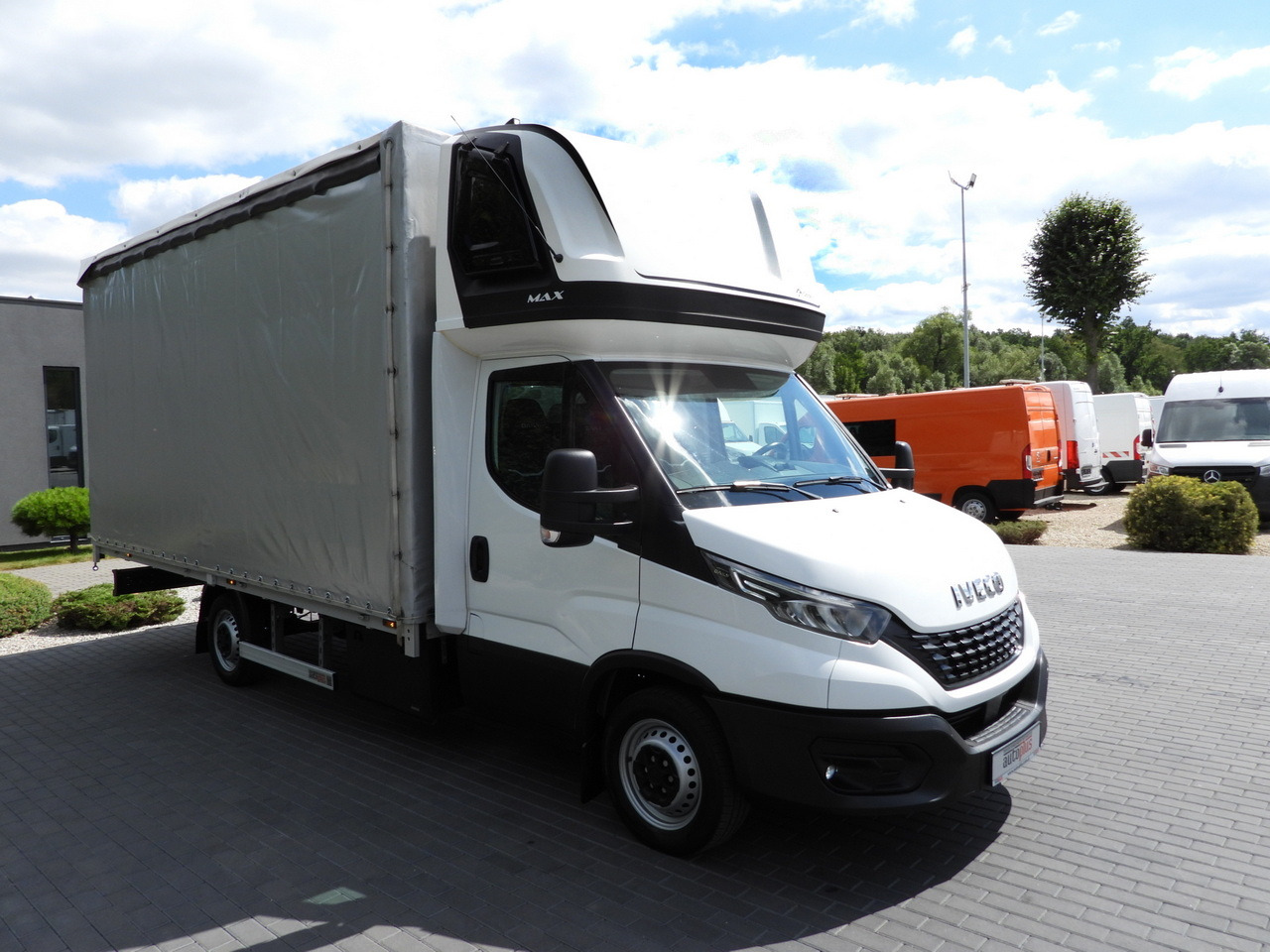 IVECO DAILY 35S18 TARPAULIN 10 PALLETS WEBASTO CRUISE CONTROL NAVIGATION LED LIGHTS AIR CONDITIONING  180HP - Utilitaire plateau baché: photos 4 IVECO DAILY 35S18 TARPAULIN 10 PALLETS WEBASTO CRUISE CONTROL NAVIGATION LED LIGHTS AIR CONDITIONING  180HP - Utilitaire plateau baché: photos 4