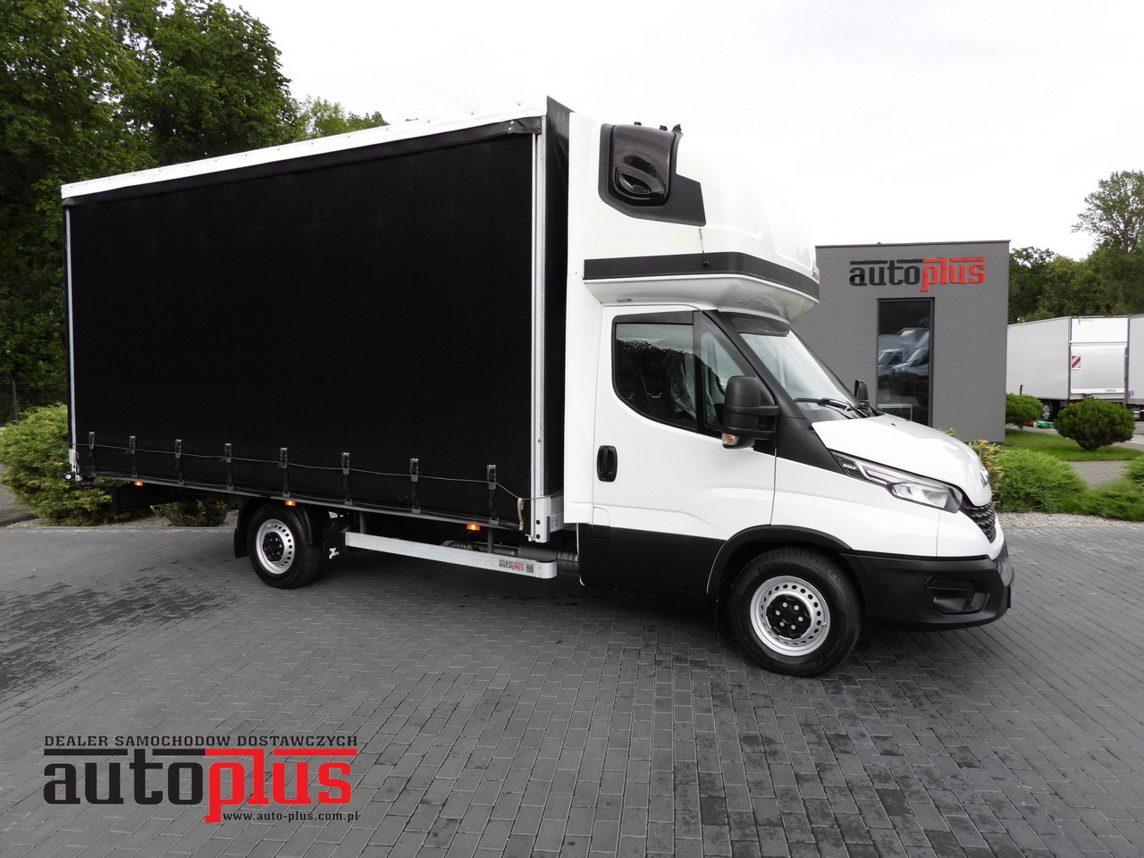 IVECO DAILY 35S18 TARPAULIN 10 PALLETS WEBASTO CRUISE CONTROL NAVIGATION LED LIGHTS AIR CONDITIONING  180HP - Utilitaire plateau baché: photos 1 IVECO DAILY 35S18 TARPAULIN 10 PALLETS WEBASTO CRUISE CONTROL NAVIGATION LED LIGHTS AIR CONDITIONING  180HP - Utilitaire plateau baché: photos 1
