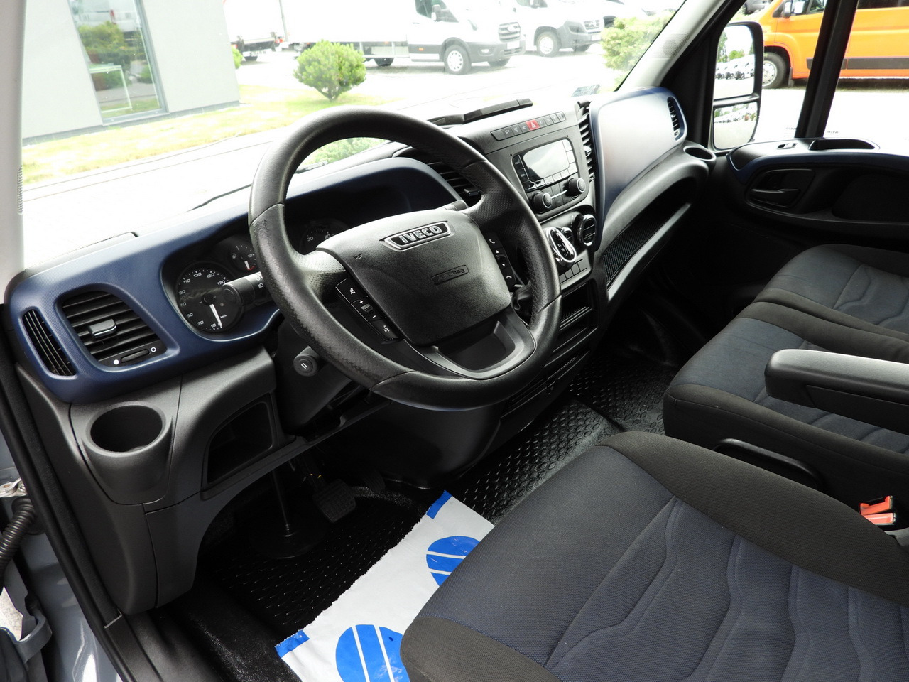 IVECO DAILY 35S18 TARPAULIN 10 PALLETS WEBASTO CRUISE CONTROL PNEUMATICS AUTOMATIC TRANSMISSION HI-MATIC AIR CONDITIONING 180HP - Utilitaire plateau baché: photos 2 IVECO DAILY 35S18 TARPAULIN 10 PALLETS WEBASTO CRUISE CONTROL PNEUMATICS AUTOMATIC TRANSMISSION HI-MATIC AIR CONDITIONING 180HP - Utilitaire plateau baché: photos 2