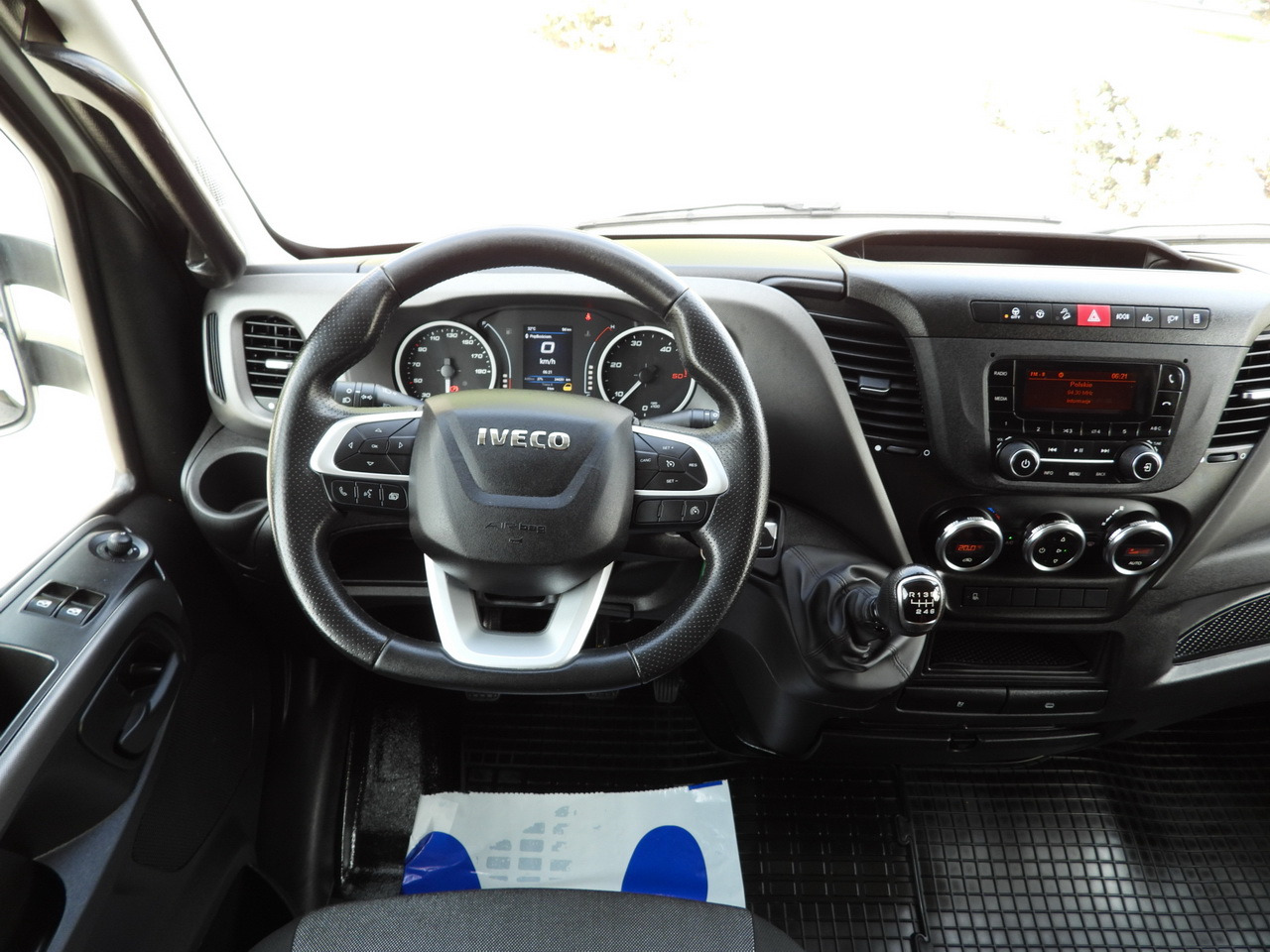 Utilitaire plateau baché IVECO DAILY 35S18 TARPAULIN LIFT 8 PALLETS CRUISE CONTROL AIR CONDITIONING  180HP: photos 37