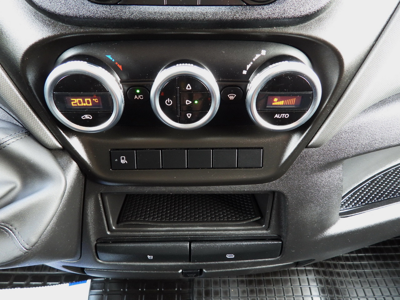 Utilitaire plateau baché IVECO DAILY 35S18 TARPAULIN LIFT 8 PALLETS CRUISE CONTROL AIR CONDITIONING  180HP: photos 44