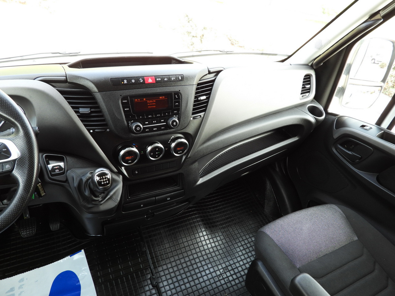 Utilitaire plateau baché IVECO DAILY 35S18 TARPAULIN LIFT 8 PALLETS CRUISE CONTROL AIR CONDITIONING  180HP: photos 35