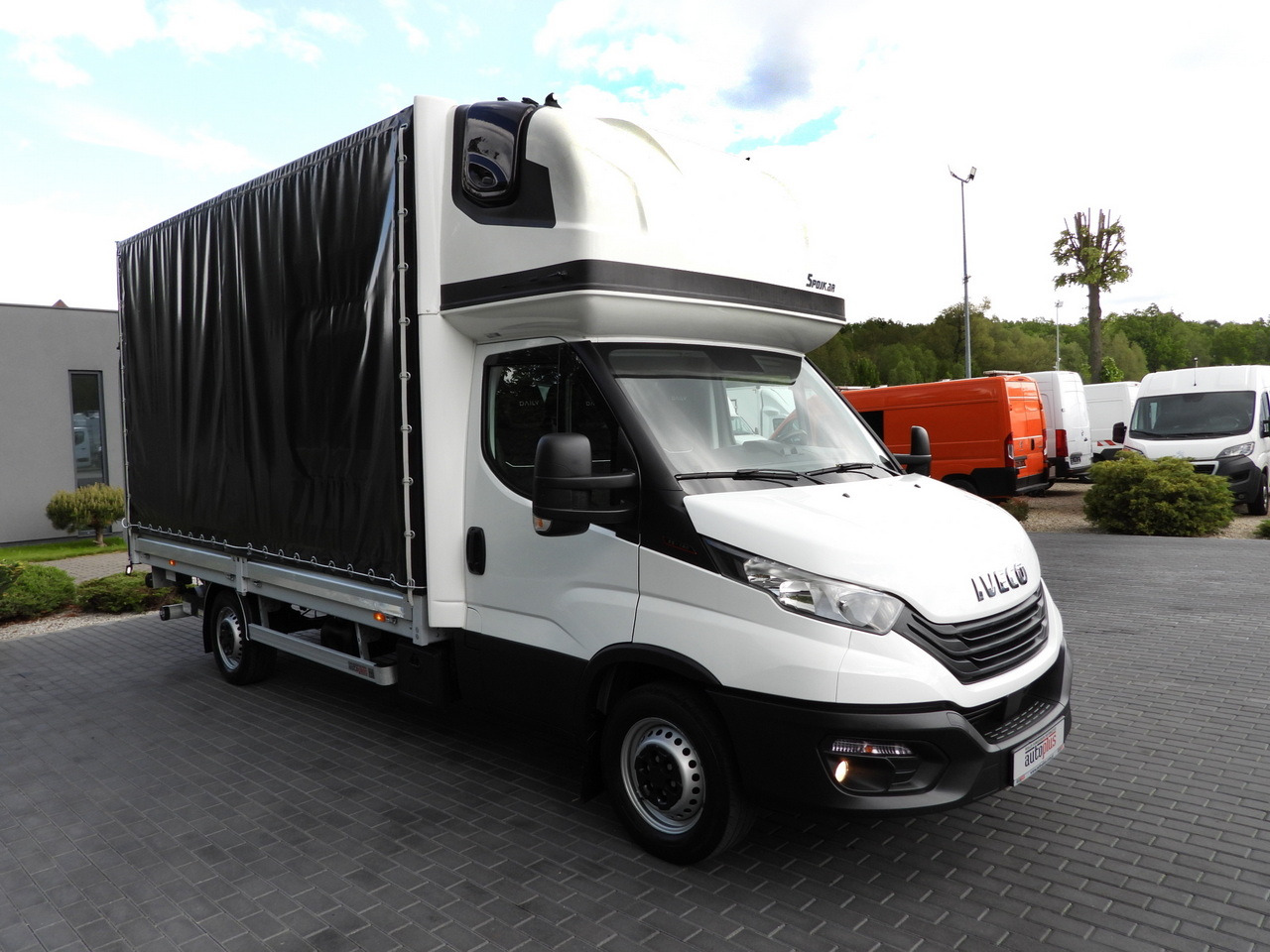 IVECO DAILY 35S18 TARPAULIN LIFT 8 PALLETS WEBASTO CRUISE CONTROL AIR CONDITIONING 180HP - Utilitaire plateau baché: photos 4 IVECO DAILY 35S18 TARPAULIN LIFT 8 PALLETS WEBASTO CRUISE CONTROL AIR CONDITIONING 180HP - Utilitaire plateau baché: photos 4