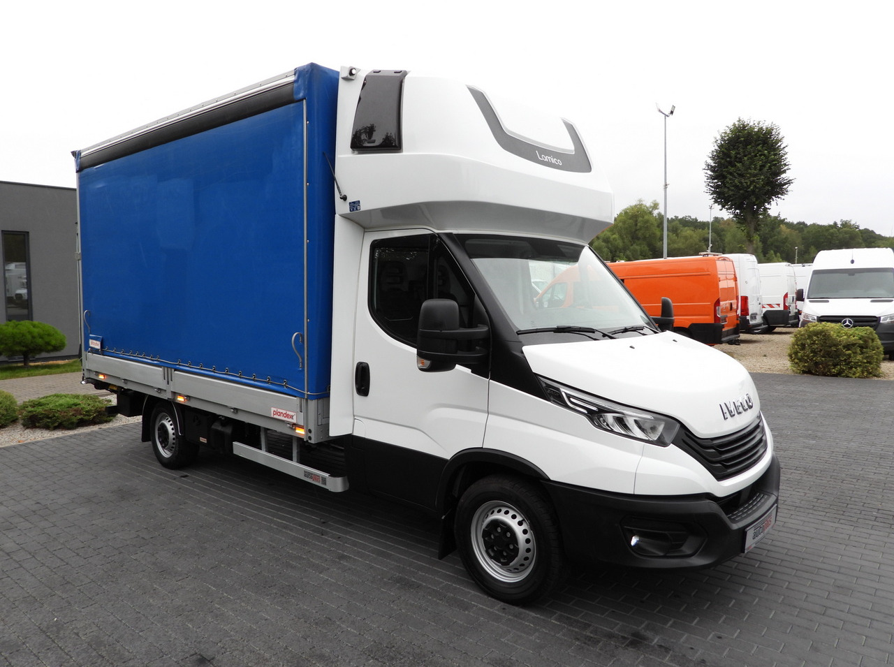 IVECO DAILY 35S18 TARPAULIN LIFT 8 PALLETS WEBASTO CRUISE CONTROL LED LIGHTS AIR CONDITIONING  180HP - Utilitaire plateau baché: photos 4 IVECO DAILY 35S18 TARPAULIN LIFT 8 PALLETS WEBASTO CRUISE CONTROL LED LIGHTS AIR CONDITIONING  180HP - Utilitaire plateau baché: photos 4