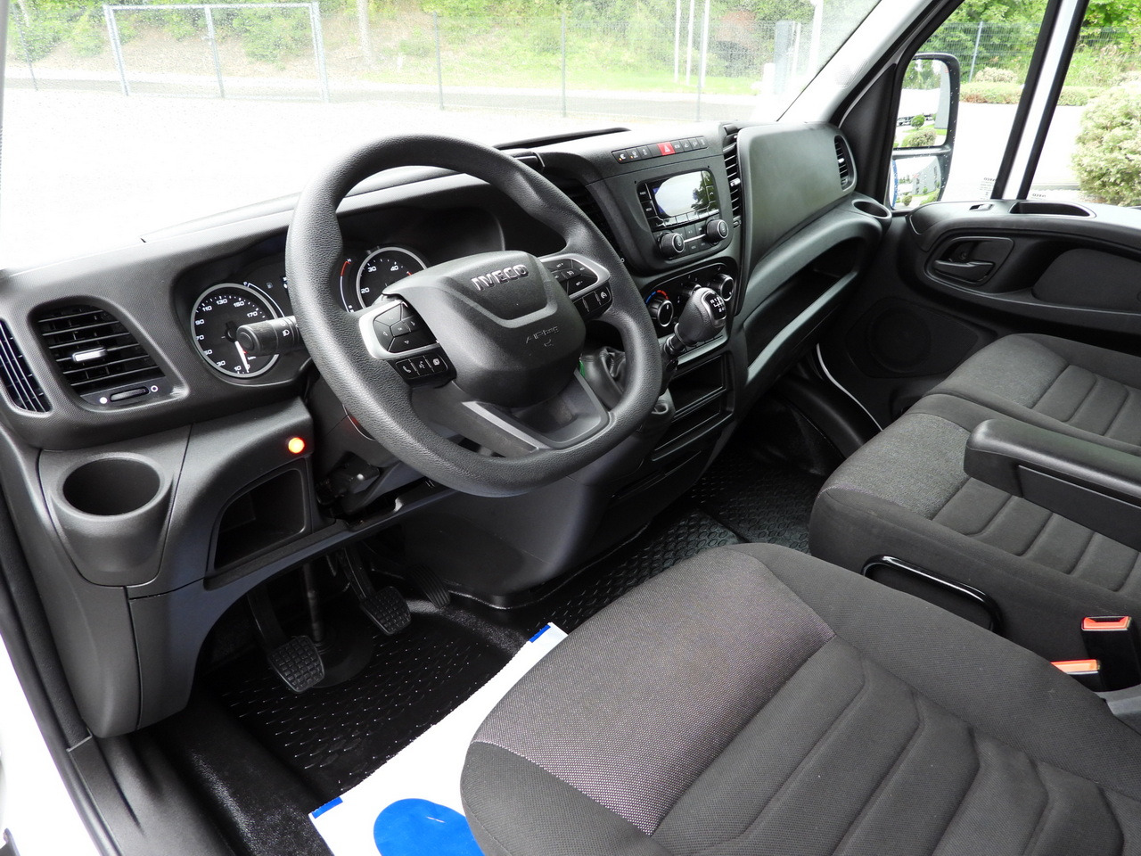 IVECO DAILY 35S18 TARPAULIN LIFT 8 PALLETS WEBASTO CRUISE CONTROL LED LIGHTS AIR CONDITIONING  180HP - Utilitaire plateau baché: photos 2 IVECO DAILY 35S18 TARPAULIN LIFT 8 PALLETS WEBASTO CRUISE CONTROL LED LIGHTS AIR CONDITIONING  180HP - Utilitaire plateau baché: photos 2