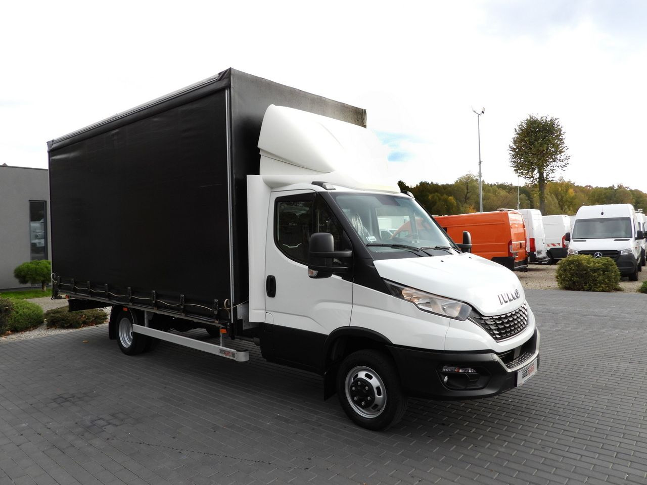 IVECO DAILY 50C17 TARPAULIN 10 PALLETS CRUISE CONTROL PNEUMATICS TWIN WHEELS AIR CONDITIONING  180HP - Utilitaire plateau baché: photos 4 IVECO DAILY 50C17 TARPAULIN 10 PALLETS CRUISE CONTROL PNEUMATICS TWIN WHEELS AIR CONDITIONING  180HP - Utilitaire plateau baché: photos 4