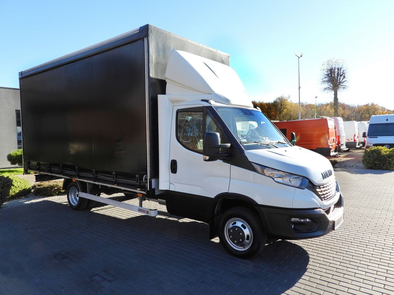 IVECO DAILY 50C17 TARPAULIN 10 PALLETS CRUISE CONTROL TWIN WHEELS AIR CONDITIONING 180HP - Utilitaire plateau baché: photos 4 IVECO DAILY 50C17 TARPAULIN 10 PALLETS CRUISE CONTROL TWIN WHEELS AIR CONDITIONING 180HP - Utilitaire plateau baché: photos 4
