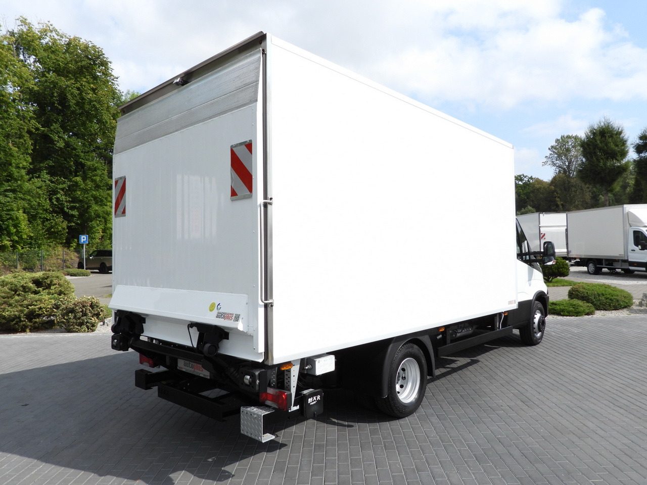 IVECO DAILY 70C17 REFRIGERATOR 1*C LIFT 10 PALLETS POWER SUPPLY 230V CRUISE CONTROL AIR CONDITIONING PNEUMATICS AUTOMATIC TRANSMISSION HI-MATIC TWIN WHEELS 170HP - Camion frigorifique: photos 3 IVECO DAILY 70C17 REFRIGERATOR 1*C LIFT 10 PALLETS POWER SUPPLY 230V CRUISE CONTROL AIR CONDITIONING PNEUMATICS AUTOMATIC TRANSMISSION HI-MATIC TWIN WHEELS 170HP - Camion frigorifique: photos 3