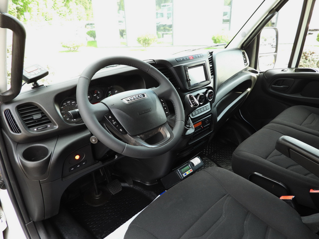 IVECO DAILY 70C17 REFRIGERATOR 1*C LIFT 10 PALLETS POWER SUPPLY 230V CRUISE CONTROL AIR CONDITIONING PNEUMATICS AUTOMATIC TRANSMISSION HI-MATIC TWIN WHEELS 170HP - Camion frigorifique: photos 2 IVECO DAILY 70C17 REFRIGERATOR 1*C LIFT 10 PALLETS POWER SUPPLY 230V CRUISE CONTROL AIR CONDITIONING PNEUMATICS AUTOMATIC TRANSMISSION HI-MATIC TWIN WHEELS 170HP - Camion frigorifique: photos 2