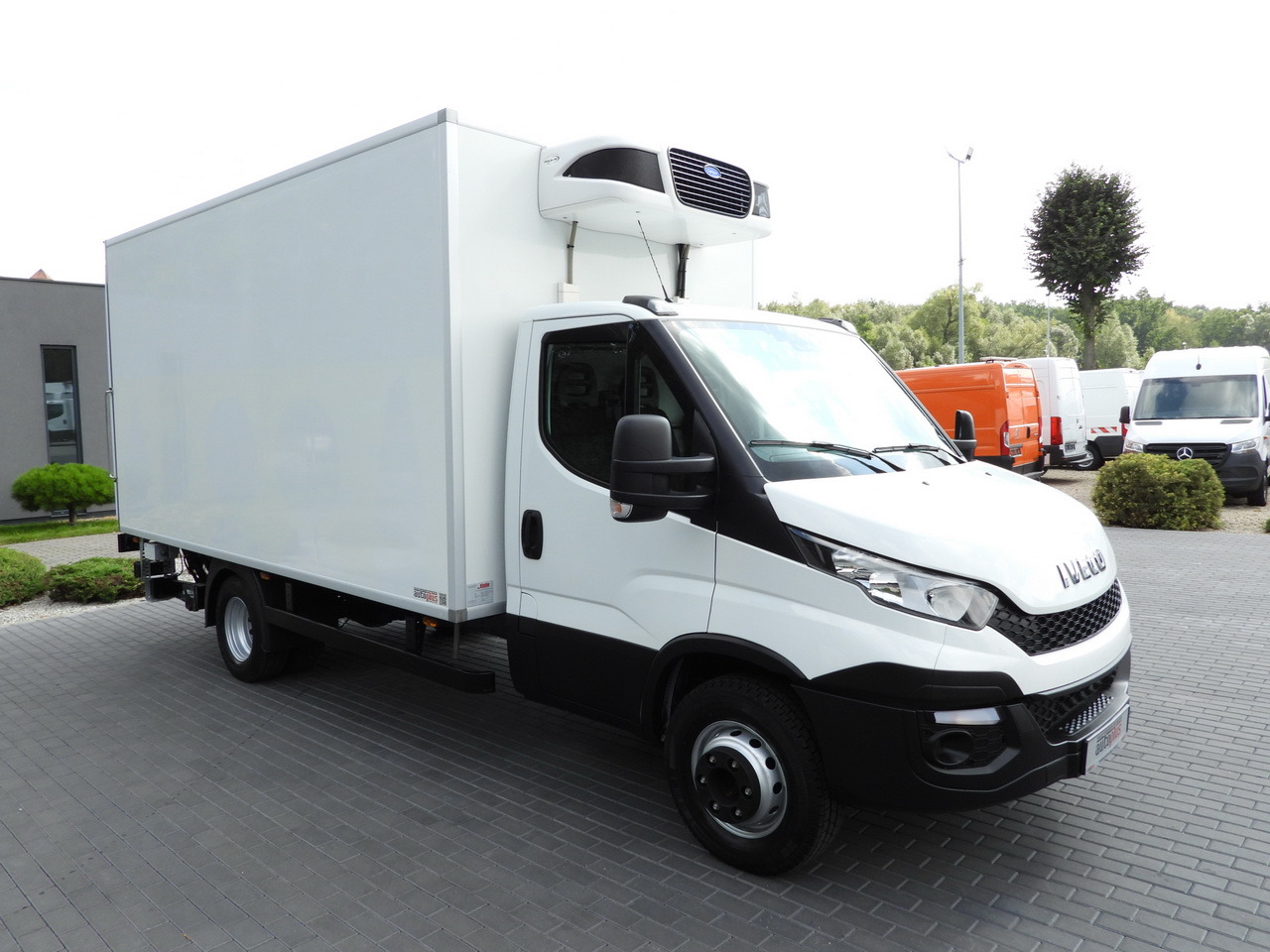 IVECO DAILY 70C17 REFRIGERATOR 1*C LIFT 10 PALLETS POWER SUPPLY 230V CRUISE CONTROL AIR CONDITIONING PNEUMATICS AUTOMATIC TRANSMISSION HI-MATIC TWIN WHEELS 170HP - Camion frigorifique: photos 4 IVECO DAILY 70C17 REFRIGERATOR 1*C LIFT 10 PALLETS POWER SUPPLY 230V CRUISE CONTROL AIR CONDITIONING PNEUMATICS AUTOMATIC TRANSMISSION HI-MATIC TWIN WHEELS 170HP - Camion frigorifique: photos 4