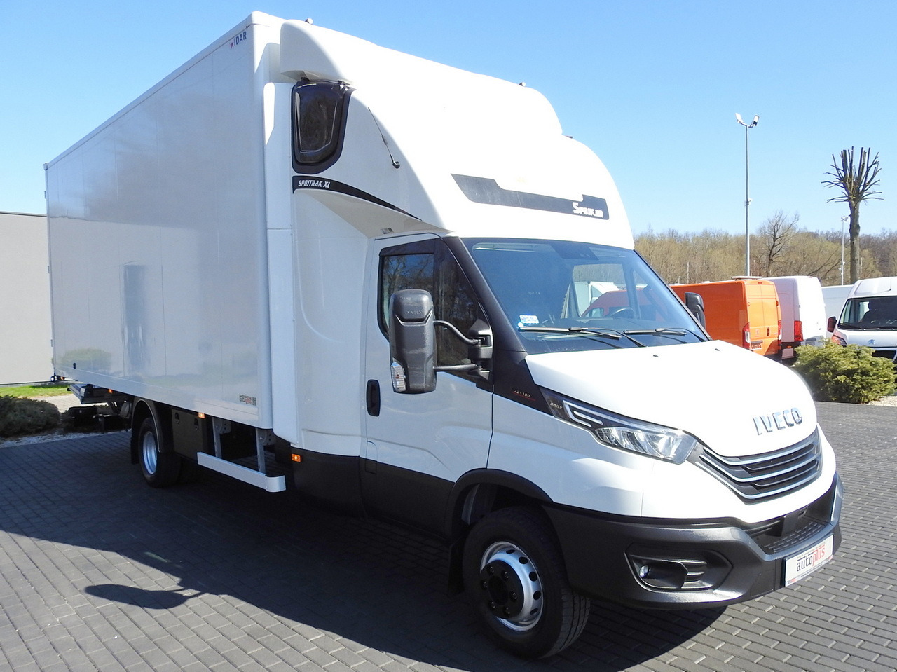 IVECO DAILY 70C18 BOX LIFT 14 PALLETS WEBASTO CRUISE CONTROL NAVIGATION LED LIGHTS TWIN WHEELS AIR CONDITIONING 180HP - Fourgon grand volume: photos 4 IVECO DAILY 70C18 BOX LIFT 14 PALLETS WEBASTO CRUISE CONTROL NAVIGATION LED LIGHTS TWIN WHEELS AIR CONDITIONING 180HP - Fourgon grand volume: photos 4