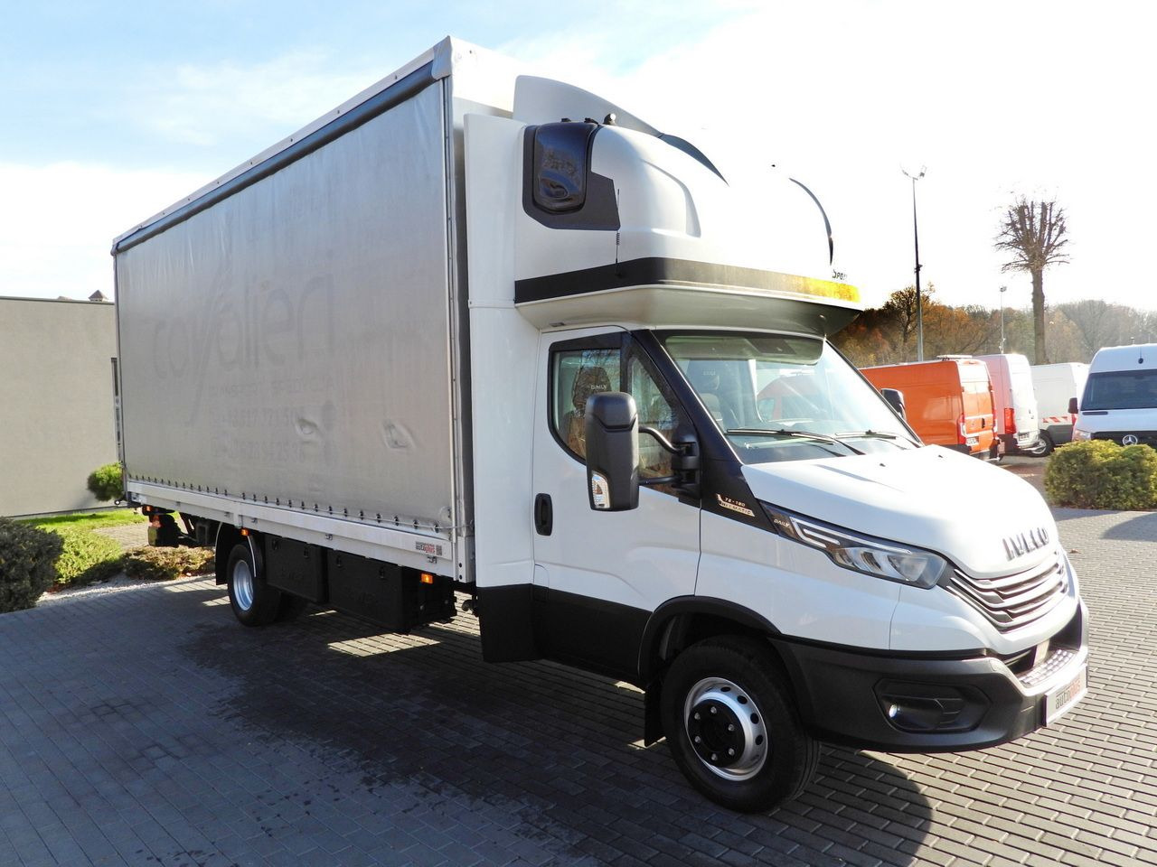 IVECO DAILY 70C18 TARPAULIN LIFT 16 PALLETS WEBASTO CRUISE CONTROL NAVIGATION LED LIGHTS PNEUMATICS AUTOMATIC TRANSMISSION HI-MATIC TWIN WHEELS AIR CONDITIONING 180HP - Utilitaire plateau baché: photos 4 IVECO DAILY 70C18 TARPAULIN LIFT 16 PALLETS WEBASTO CRUISE CONTROL NAVIGATION LED LIGHTS PNEUMATICS AUTOMATIC TRANSMISSION HI-MATIC TWIN WHEELS AIR CONDITIONING 180HP - Utilitaire plateau baché: photos 4