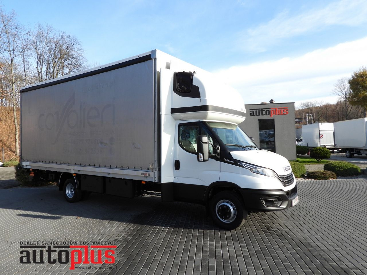 IVECO DAILY 70C18 TARPAULIN LIFT 16 PALLETS WEBASTO CRUISE CONTROL NAVIGATION LED LIGHTS PNEUMATICS AUTOMATIC TRANSMISSION HI-MATIC TWIN WHEELS AIR CONDITIONING 180HP - Utilitaire plateau baché: photos 1 IVECO DAILY 70C18 TARPAULIN LIFT 16 PALLETS WEBASTO CRUISE CONTROL NAVIGATION LED LIGHTS PNEUMATICS AUTOMATIC TRANSMISSION HI-MATIC TWIN WHEELS AIR CONDITIONING 180HP - Utilitaire plateau baché: photos 1