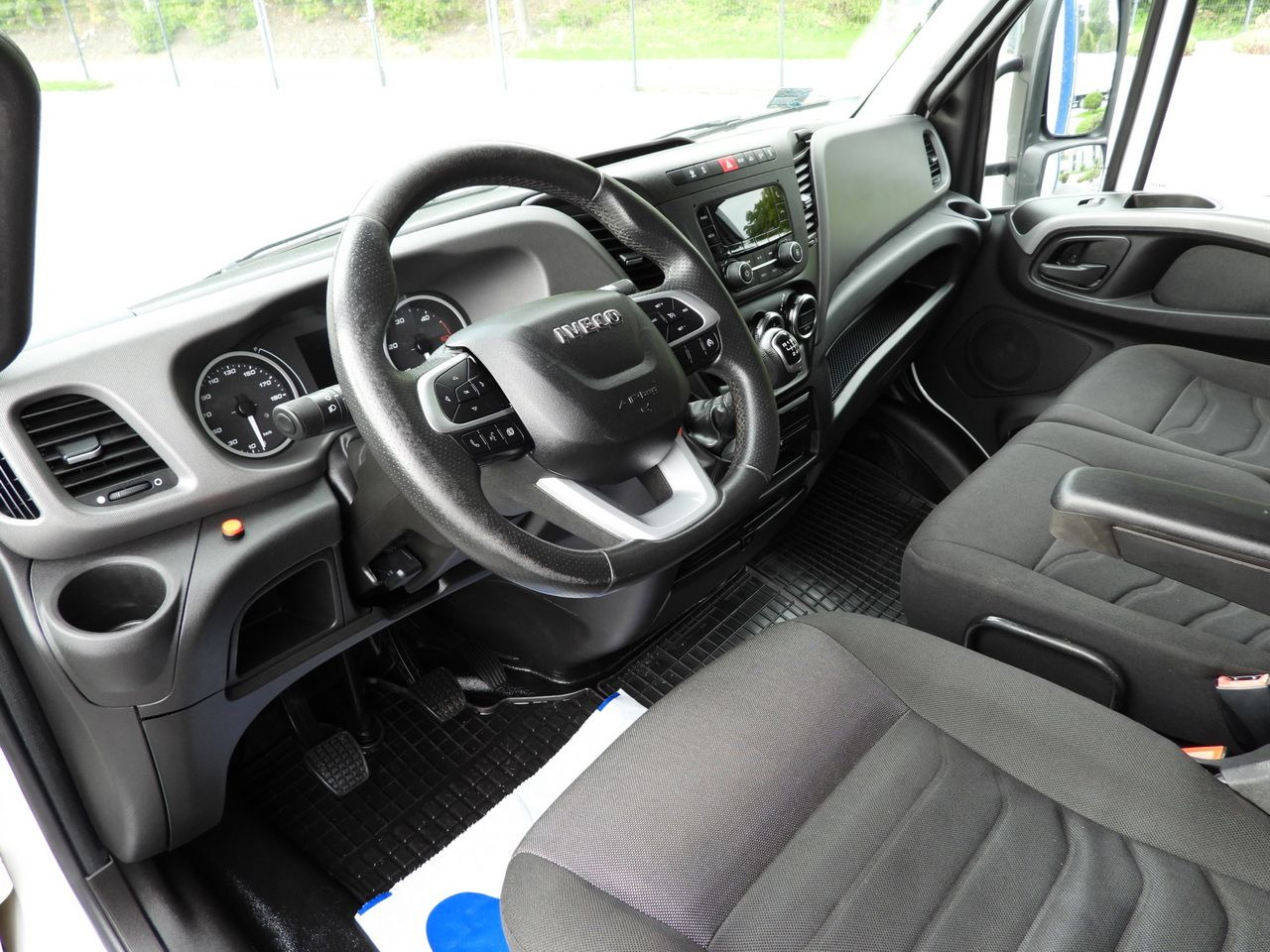 IVECO DAILY 72C18 TARPAULIN LIFT 14 PALLETS WEBASTO CRUISE CONTROL LED LIGHTS TWIN WHEELS AIR CONDITIONING  180HP - Camion à rideaux coulissants: photos 2 IVECO DAILY 72C18 TARPAULIN LIFT 14 PALLETS WEBASTO CRUISE CONTROL LED LIGHTS TWIN WHEELS AIR CONDITIONING  180HP - Camion à rideaux coulissants: photos 2
