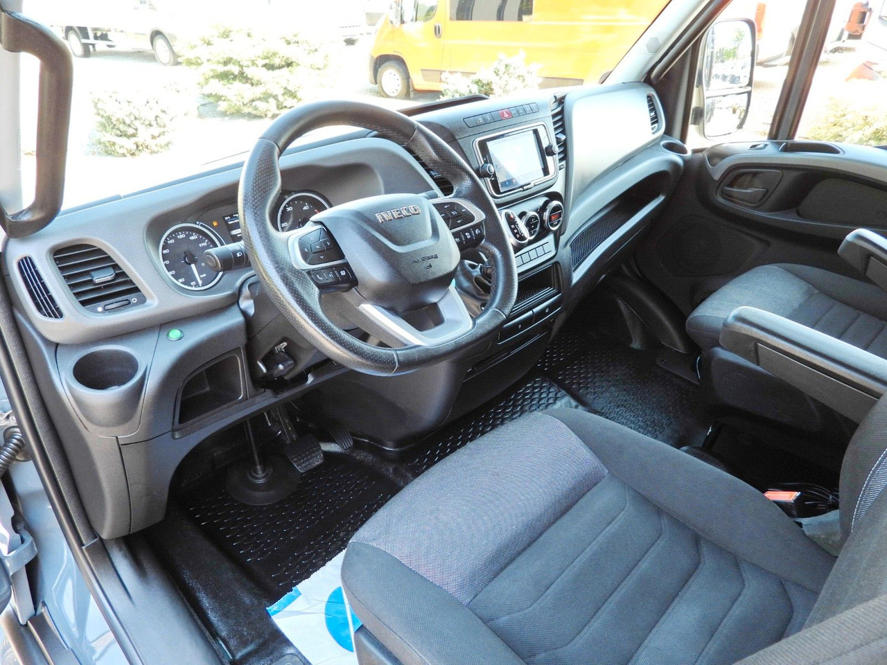 Iveco DAILY 35S18 PRITSCHE PLANE 10 PALETTEN WEBASTO - Utilitaire plateau baché, Utilitaire double cabine: photos 2 Iveco DAILY 35S18 PRITSCHE PLANE 10 PALETTEN WEBASTO - Utilitaire plateau baché, Utilitaire double cabine: photos 2