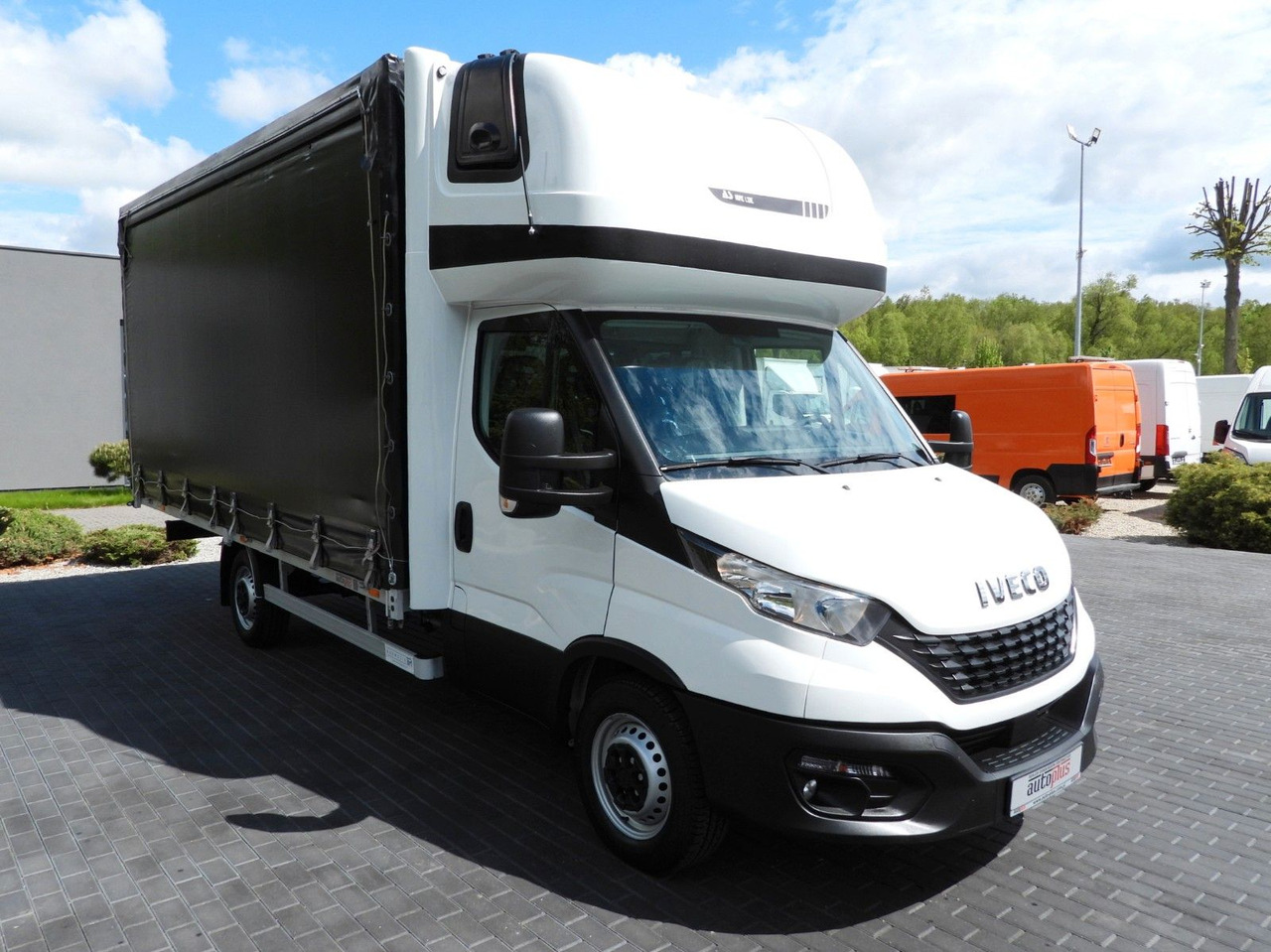 Iveco DAILY 35S18 PRITSCHE PLANE 10 PALETTEN WEBASTO - Utilitaire plateau baché: photos 4 Iveco DAILY 35S18 PRITSCHE PLANE 10 PALETTEN WEBASTO - Utilitaire plateau baché: photos 4